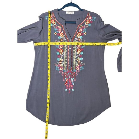 Solitaire Gray Floral Embroidered Boho Tunic Top 100% Rayon Size Medium - Picture 7 of 7